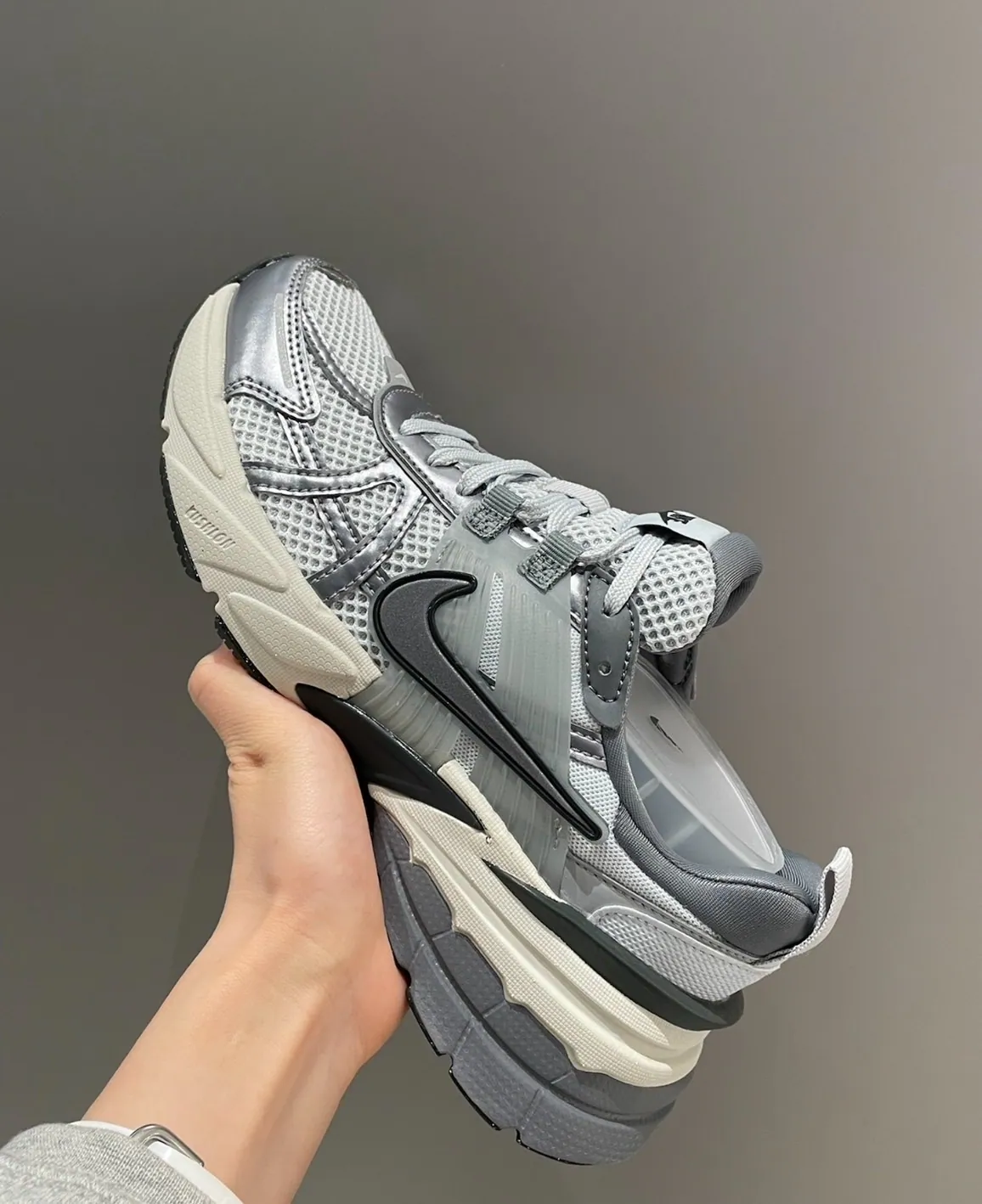 Holmes|Nike V2K Run 銀灰 灰白 液態銀 復古慢跑鞋 FD0736-003