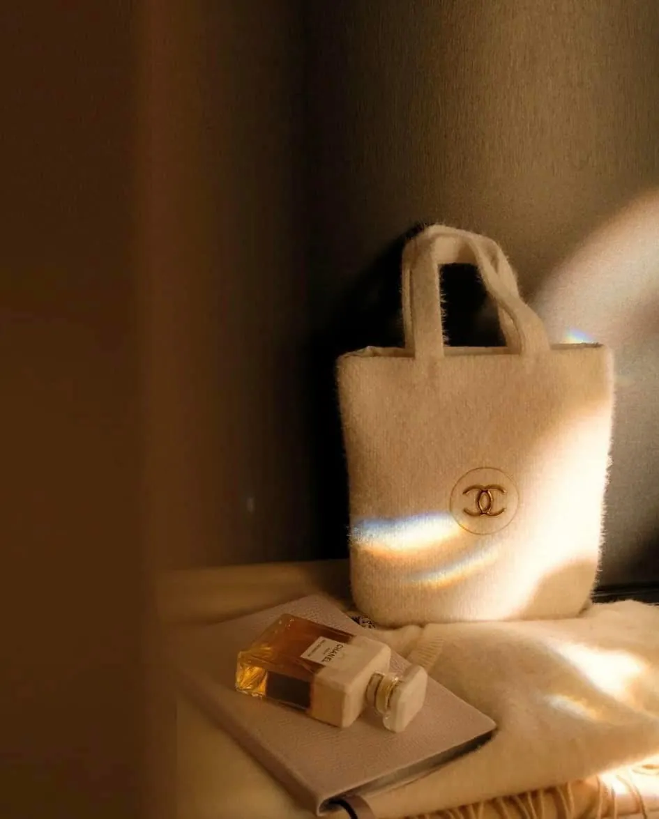 CHANEL 2024冬季限定N°5奇幻雪白手提袋