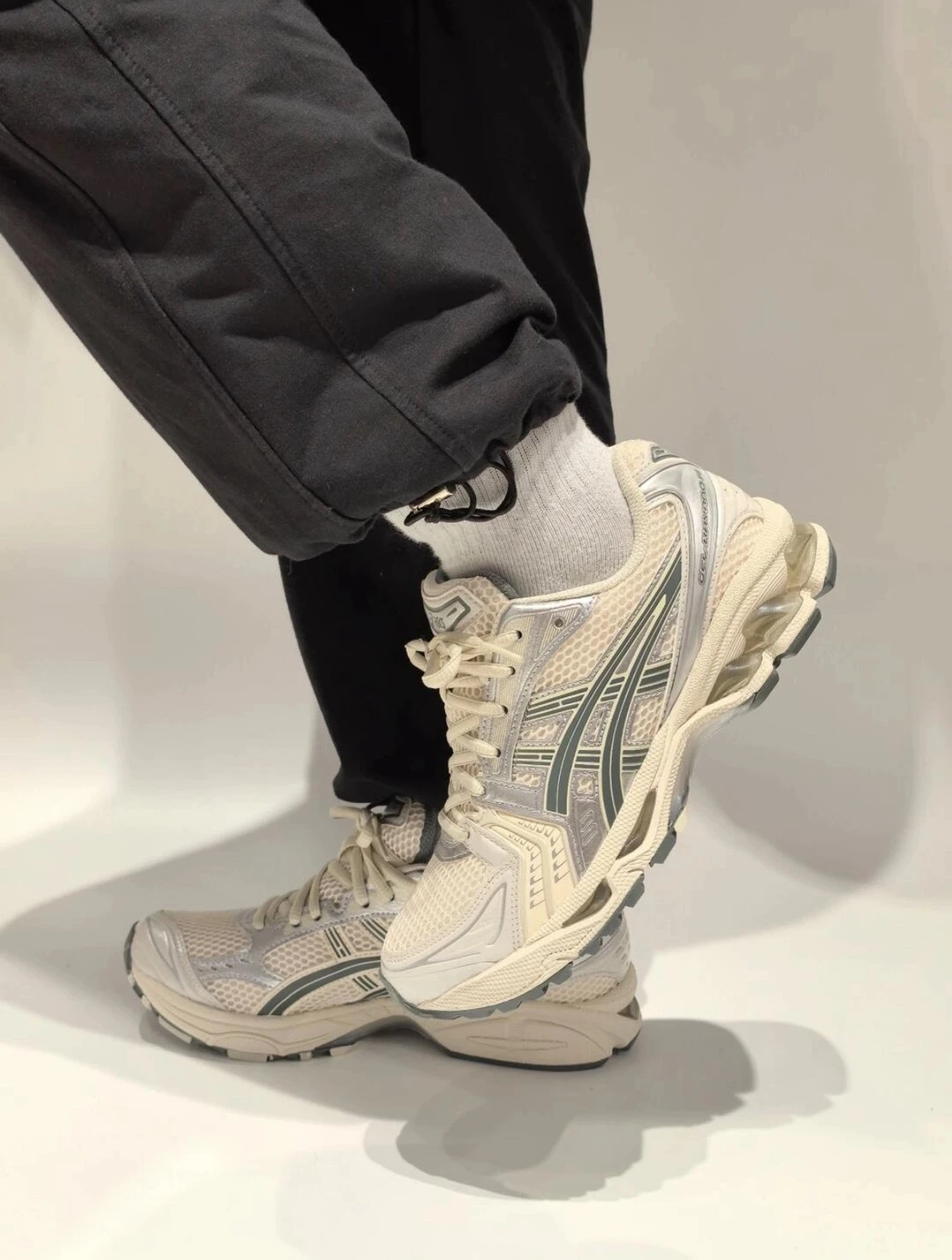 HOLMES|ASICS GEL-KAYANO 14 銀灰 1201A019-200
