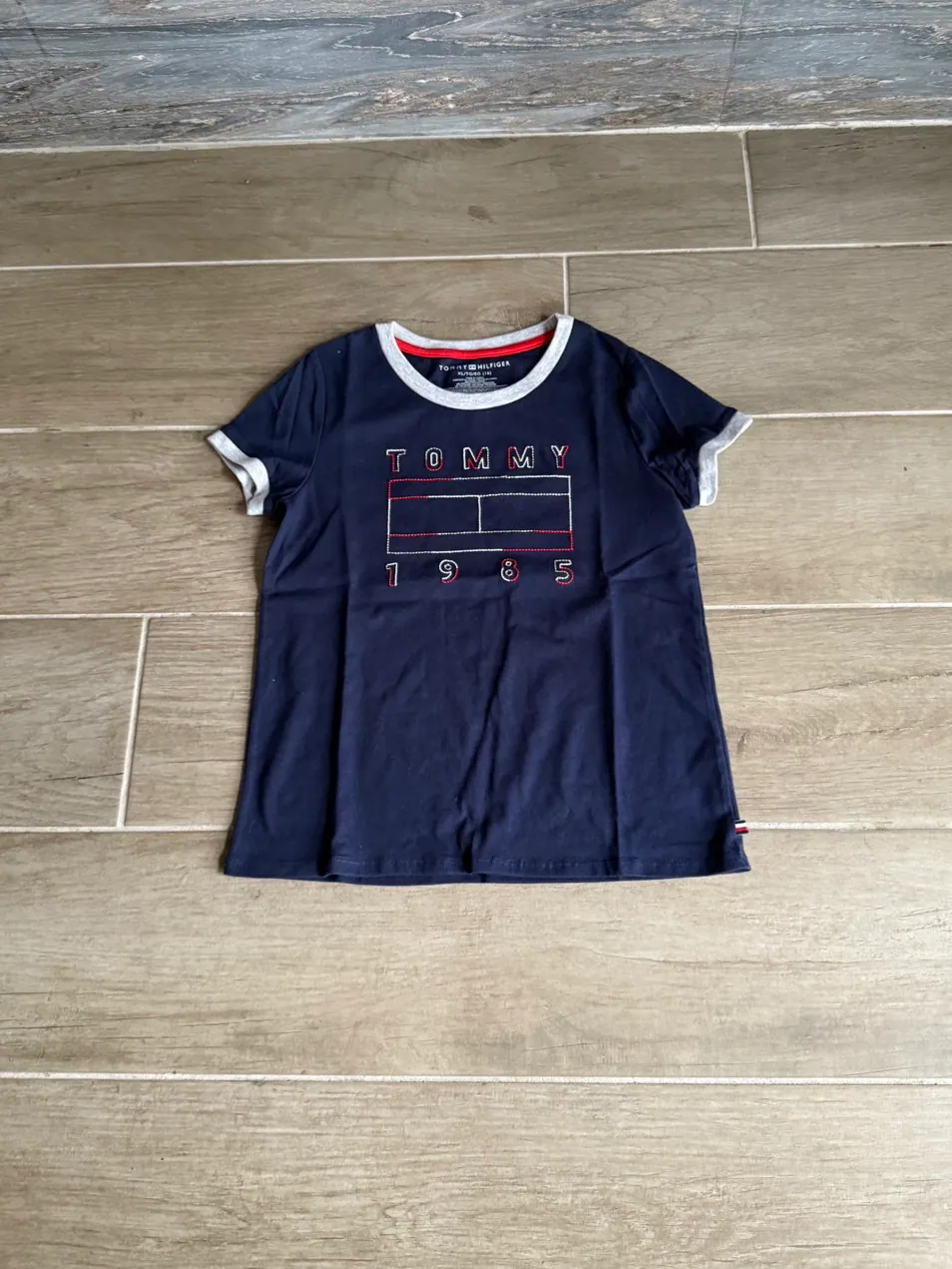 [Holmes]TOMMY 1985 刺繡 大童款(青年款)YXL 短袖 短TEE 上衣
