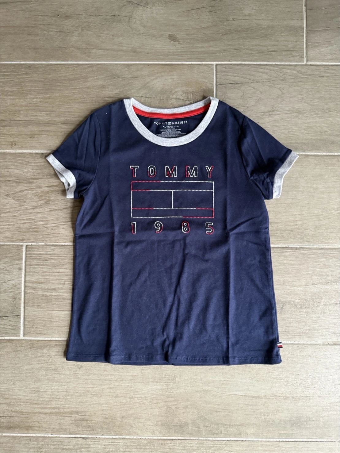 [Holmes]TOMMY 1985 刺繡 大童款(青年款)YXL 短袖 短TEE 上衣