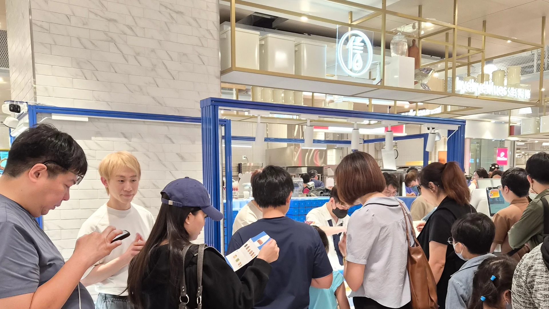 信的店百貨快閃櫃位前,客人等候選購的真實現場