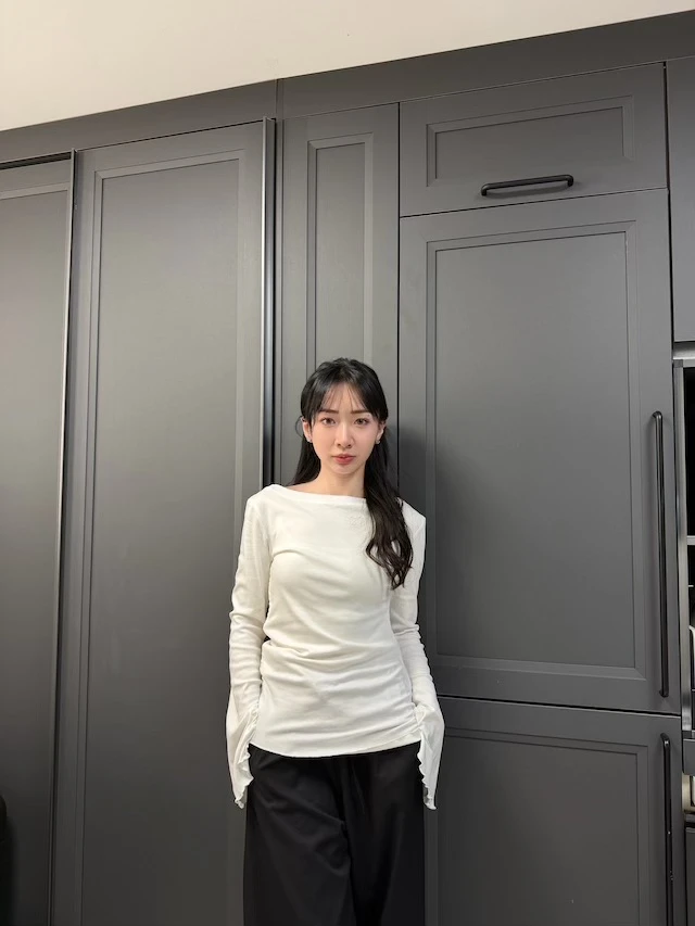 【MUUNÉ】側抽 皺秀 修身 上衣