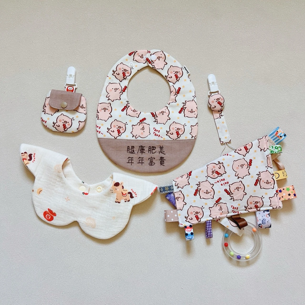繡字圍兜五件組｜新生兒花兜+安撫巾