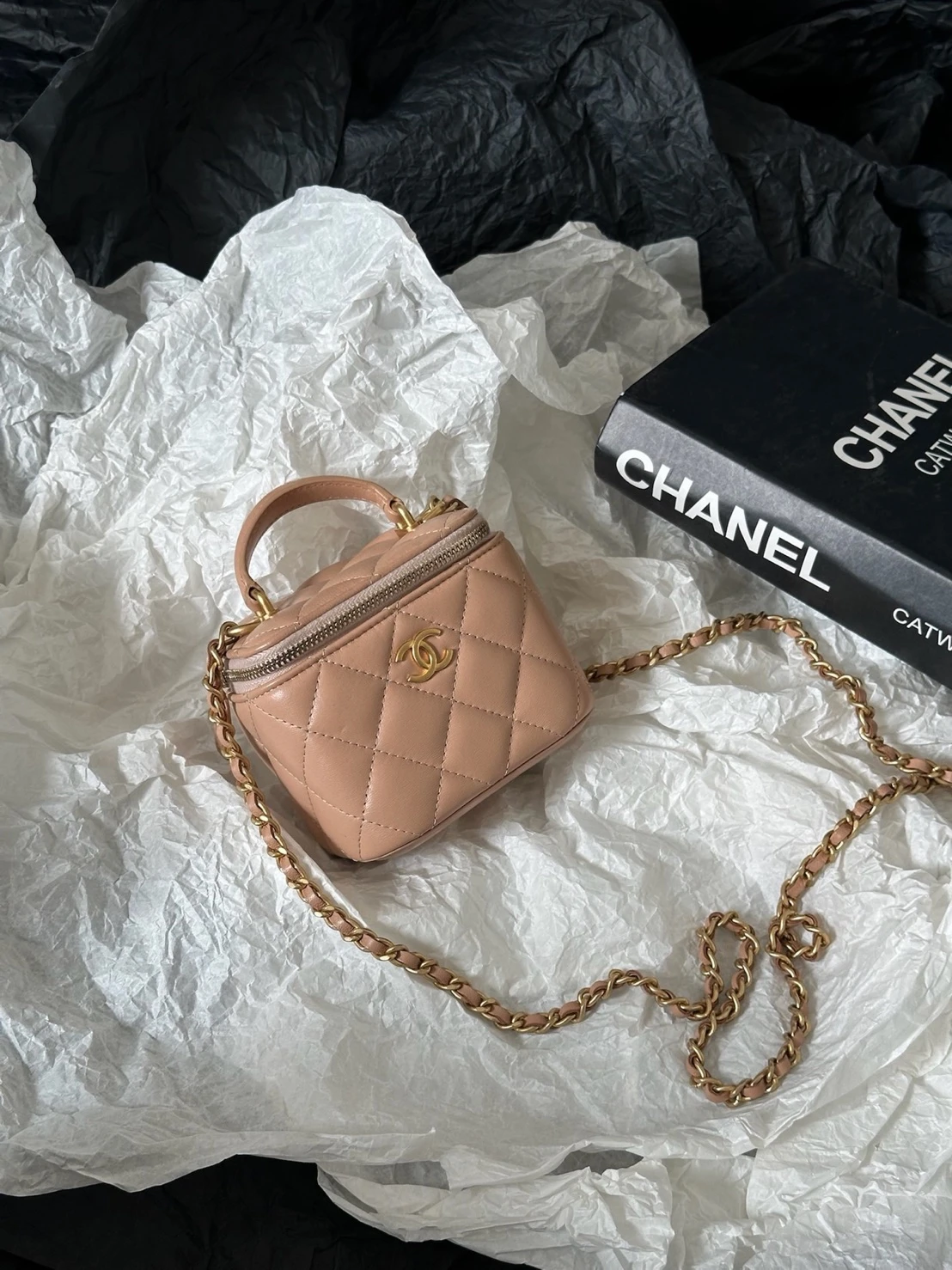 Chanel奶茶色手柄小盒子