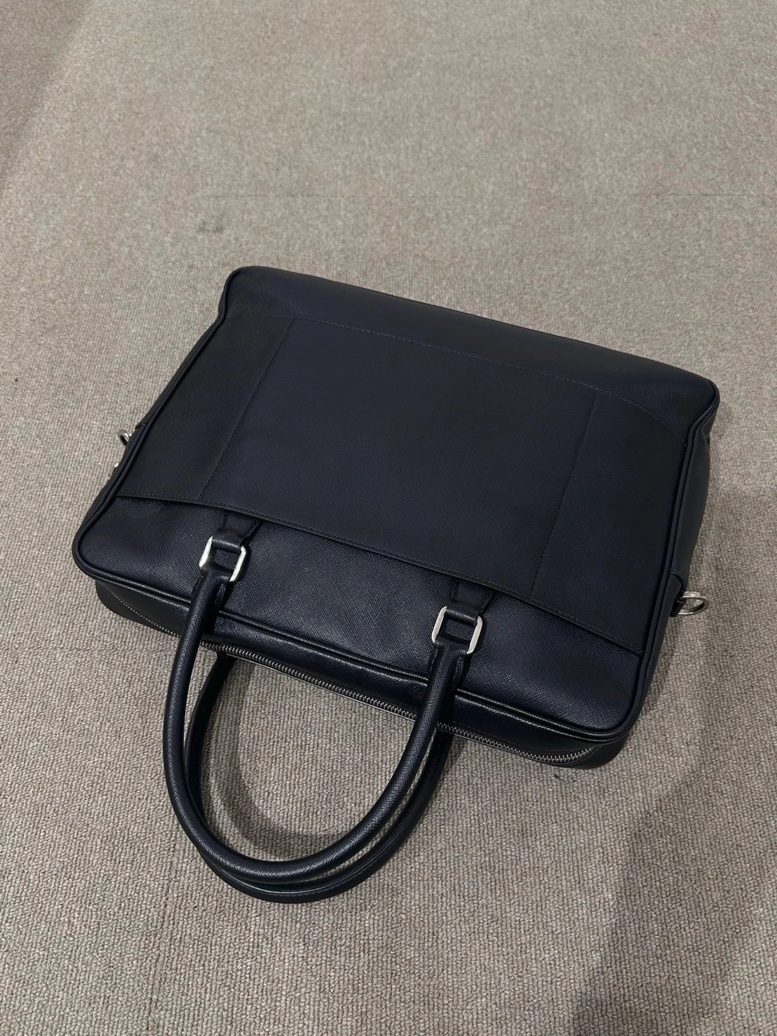 Prada黑銀托特包
