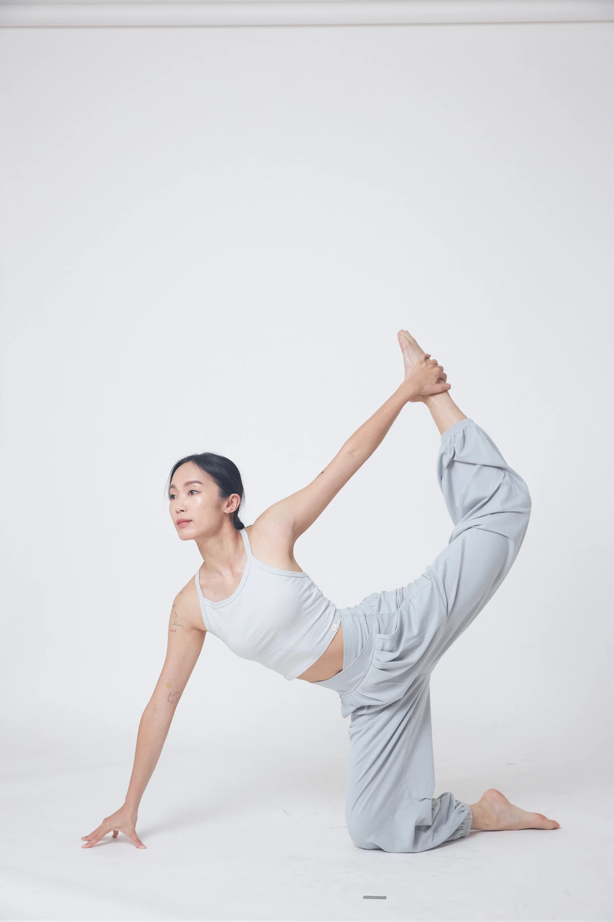 Happy yogi studio 瑜珈工背款短背心 晨霧灰