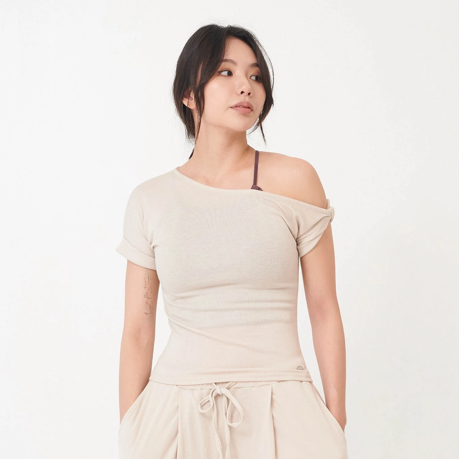 Conchwear 流動短袖斜肩罩衫 燕麥奶茶