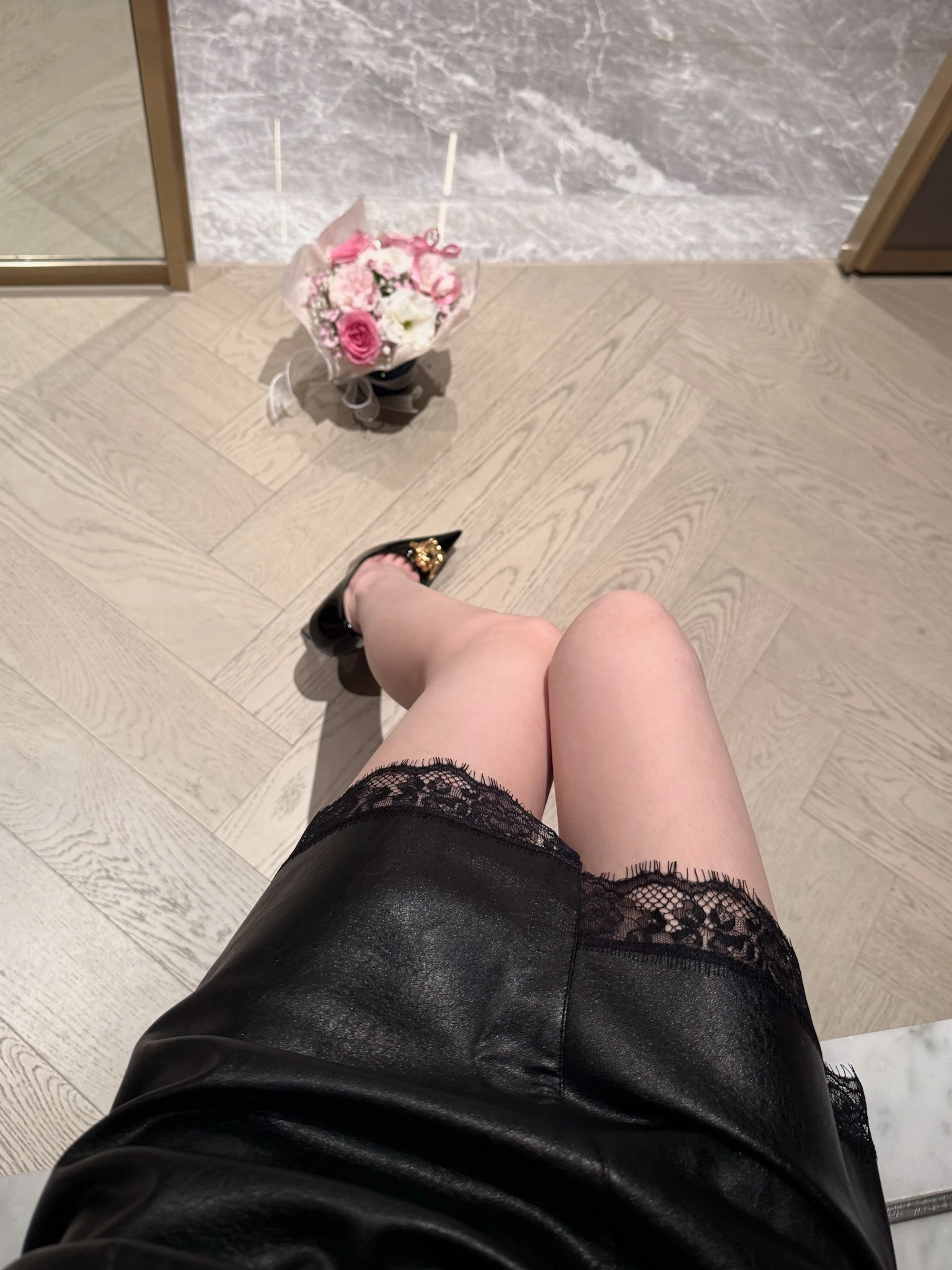 蕾絲高腰不規則皮裙