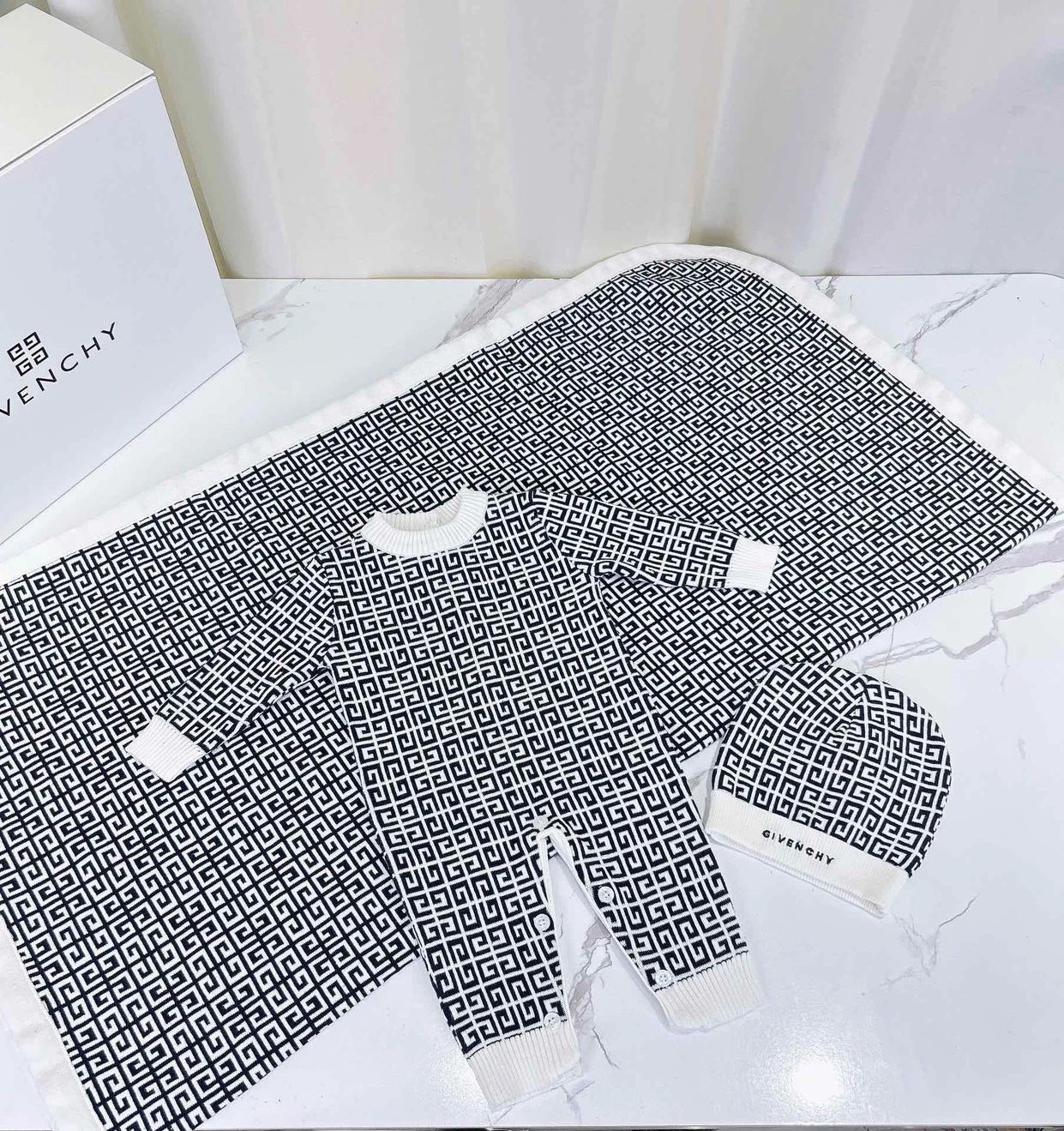 GIVENCHY寶寶針織被