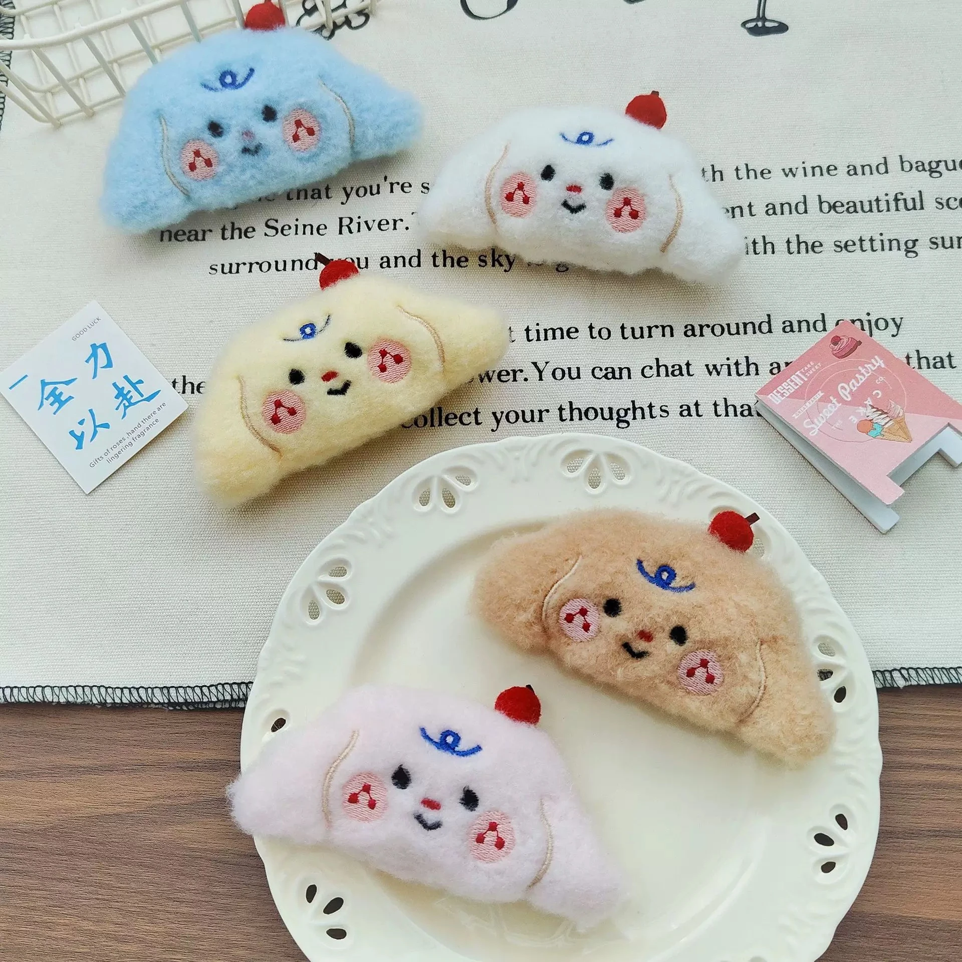 卡通毛絨胸針