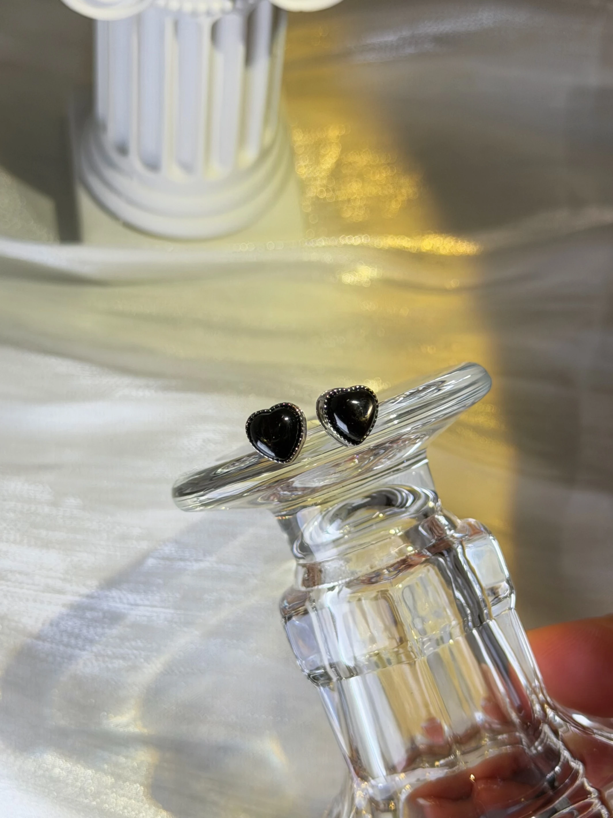 暗夜裡的溫柔心事・頂級金運石包鑽愛心耳環（守護財富）