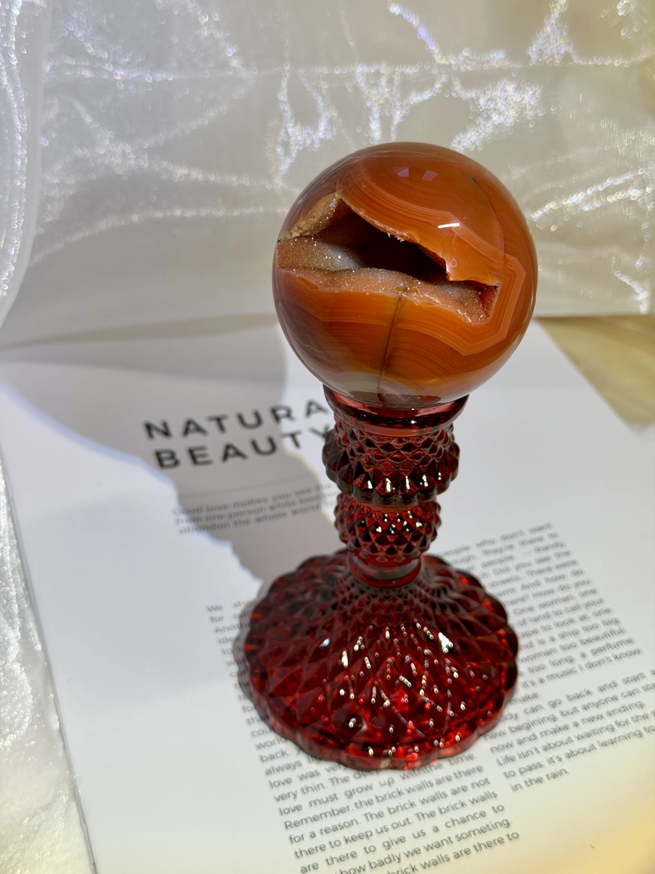 鴻運當頭・天然紅瑪瑙開口笑聚寶球（附專屬底座・鎮宅招財）