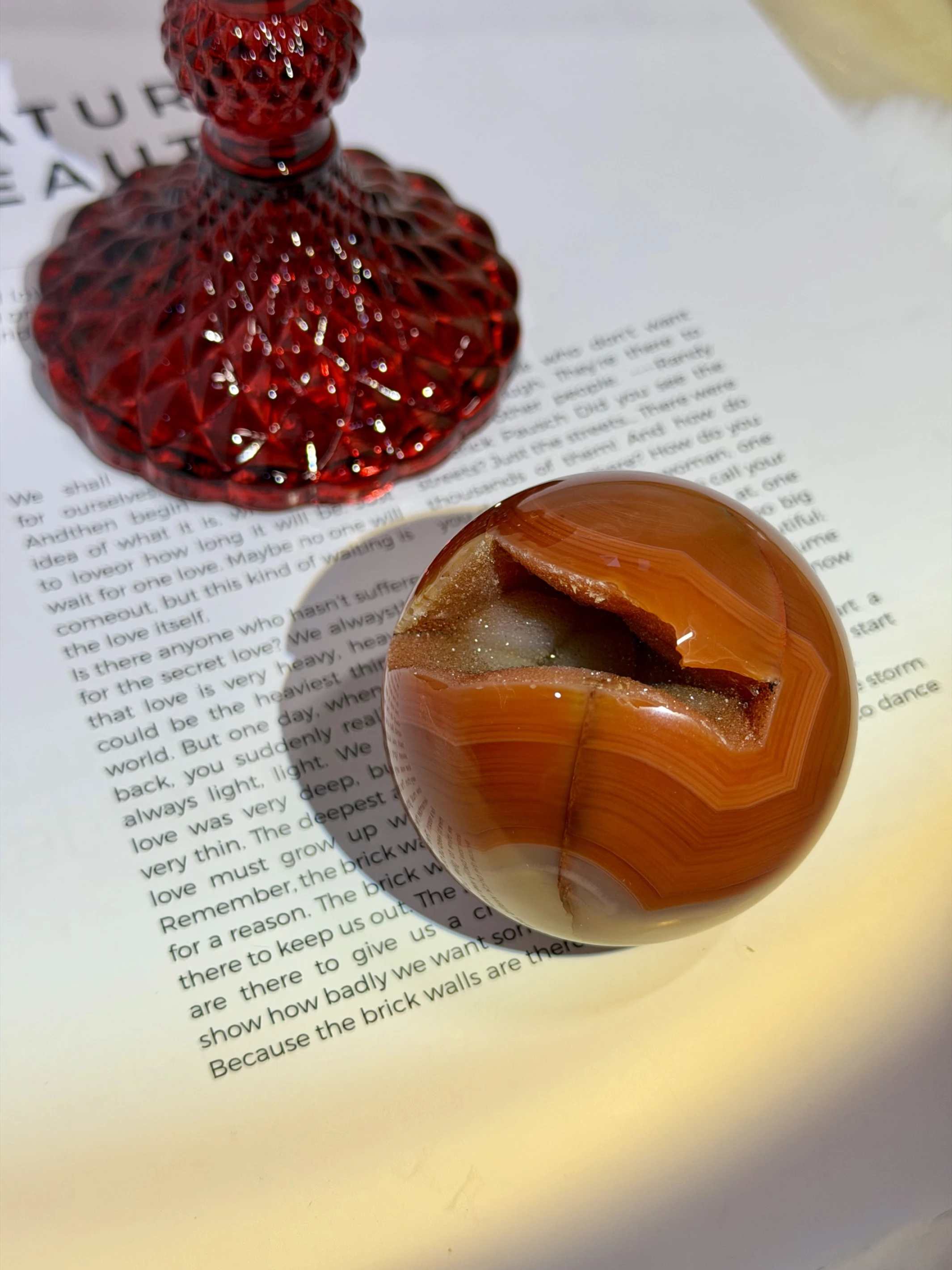 鴻運當頭・天然紅瑪瑙開口笑聚寶球（附專屬底座・鎮宅招財）