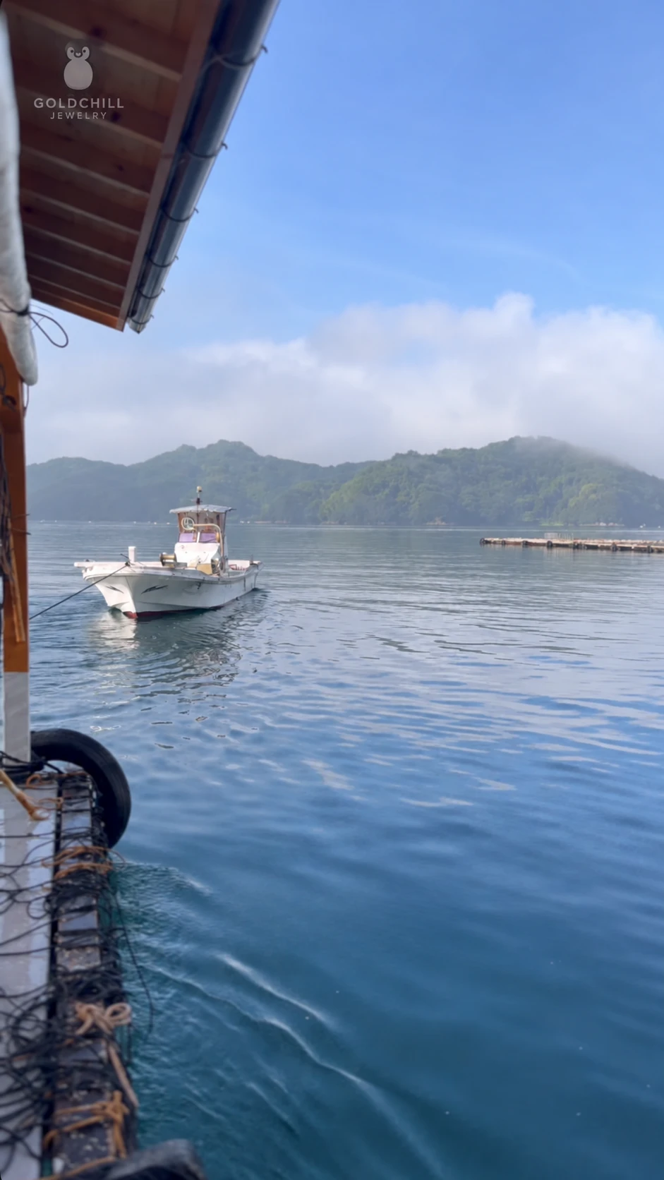 日本 Akoya 海水珍珠養殖海域與珍珠養殖船，呈現沿海珍珠養殖環境