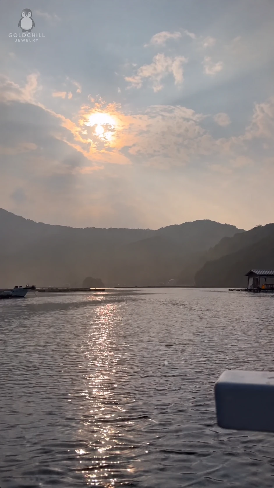 日本海水珍珠養殖海域夕景，呈現 Akoya 珍珠沿海養殖環境