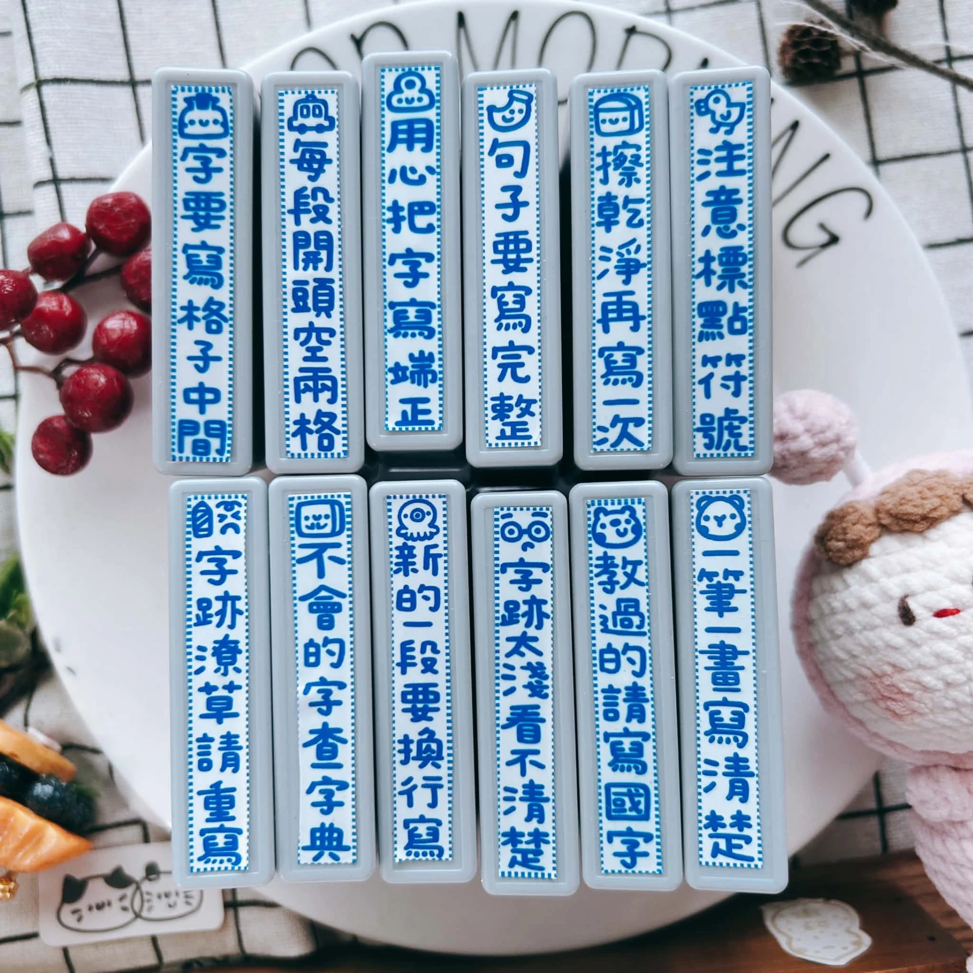 Book思議。原子章｜導師實用印章｜一筆一畫寫清楚｜字要寫格子中間｜不會的字查字典｜字跡太淺看不清楚｜注意標點符號｜用心把字寫端正｜新的一段要換行寫｜句子要寫完整｜每段開頭空兩格｜字跡潦草請重寫｜教過的請寫國字｜擦乾淨再寫一次｜老師章