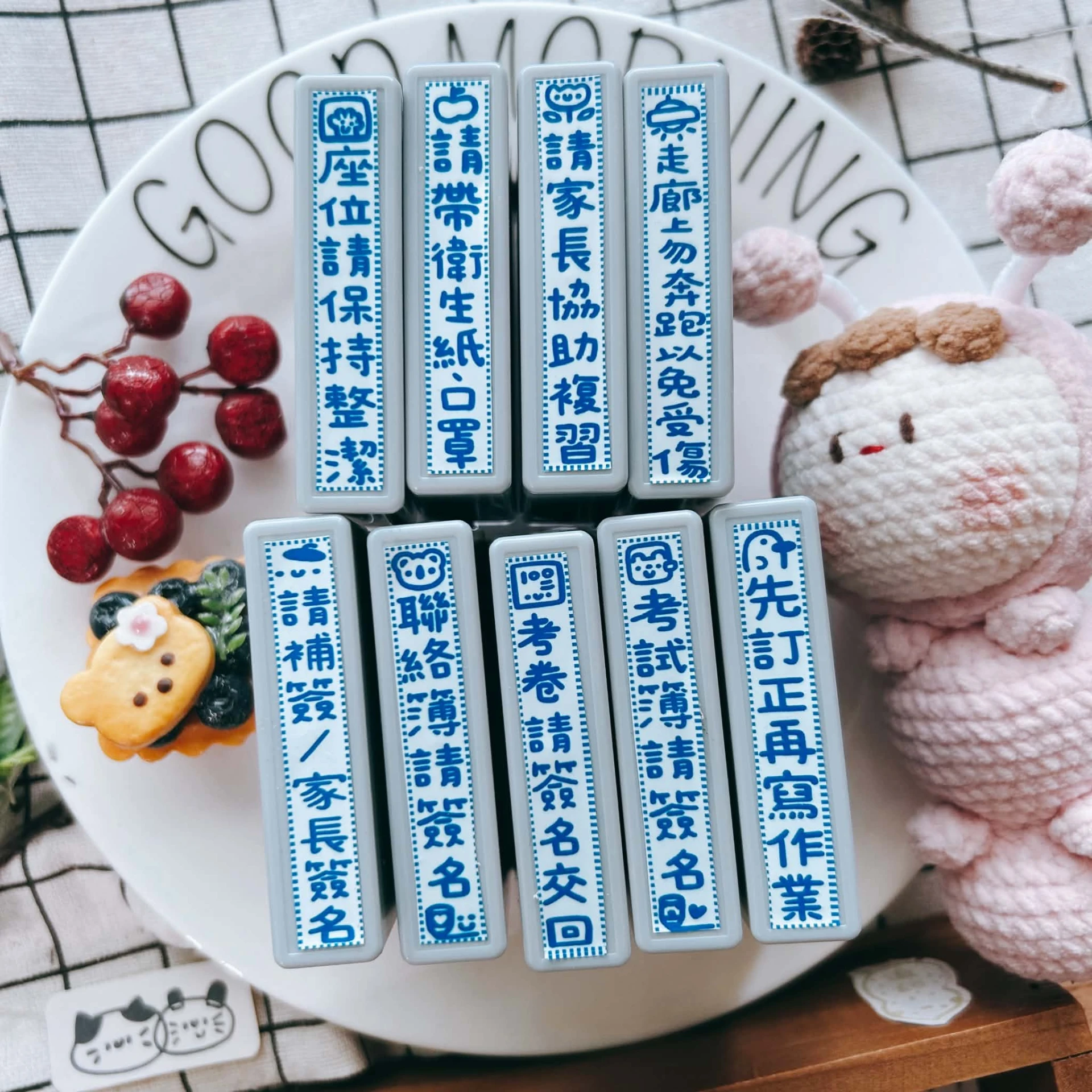 Book思議。原子章｜導師實用印章｜請補簽/家長簽名｜座位請保持整潔｜聯絡簿請簽名｜考卷請簽名交回｜走廊上勿奔跑以免受傷｜先訂正再寫作業｜請帶衛生紙口罩｜考試簿請簽名｜請家長協助複習｜老師章