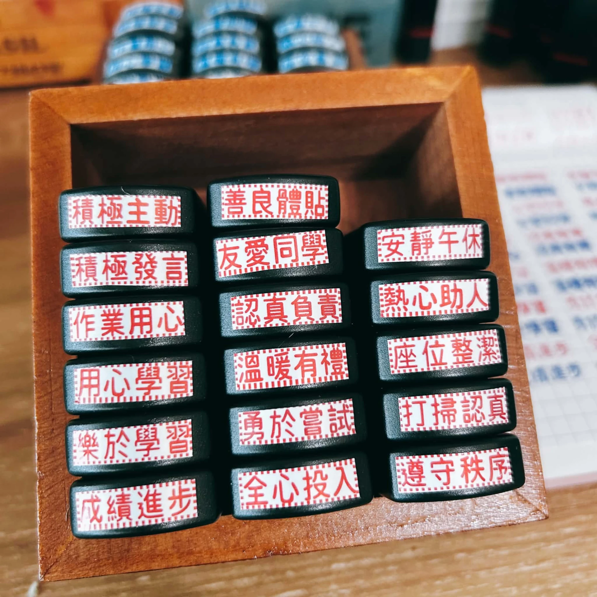 Book思議。原子章(紅色)｜積極主動｜積極發言｜作業用心｜用心學習｜樂於學習｜成績進步｜善良體貼｜友愛同學｜認真負責｜溫暖有禮｜勇於嘗試｜全心投入｜安靜午休｜熱心助人｜座位整齊｜打掃認真｜遵守秩序｜老師章