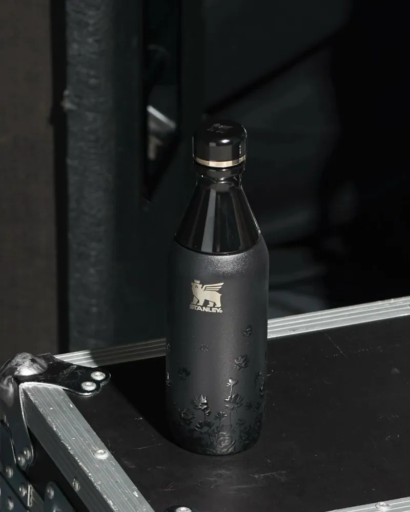 STANLEY 1913 x JENNIE Midnight Ruby 奢享曲線瓶 335mL
