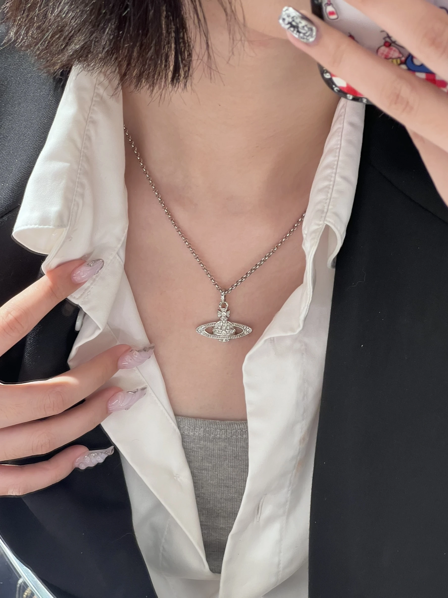 Vivienne Westwood MINI BAS RELIEF 經典浮雕 土星 黃銅 項鍊 女款 槍灰色