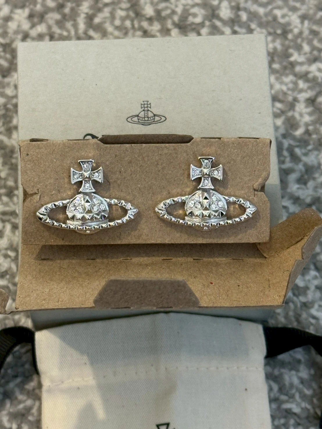 Vivienne Westwood Mayfair浮雕鉚釘土星耳環