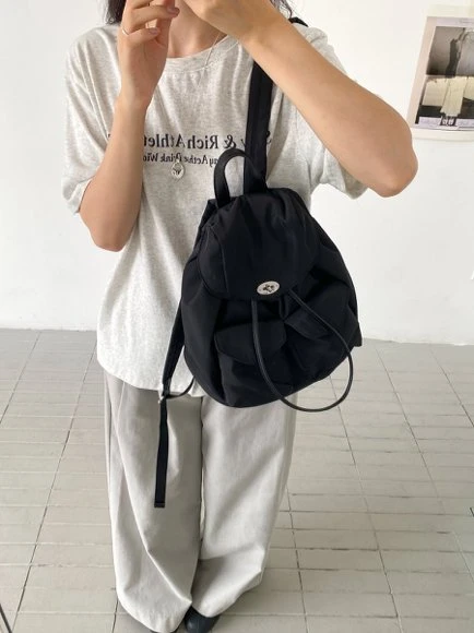 「未上架」輕盈尼龍後背包