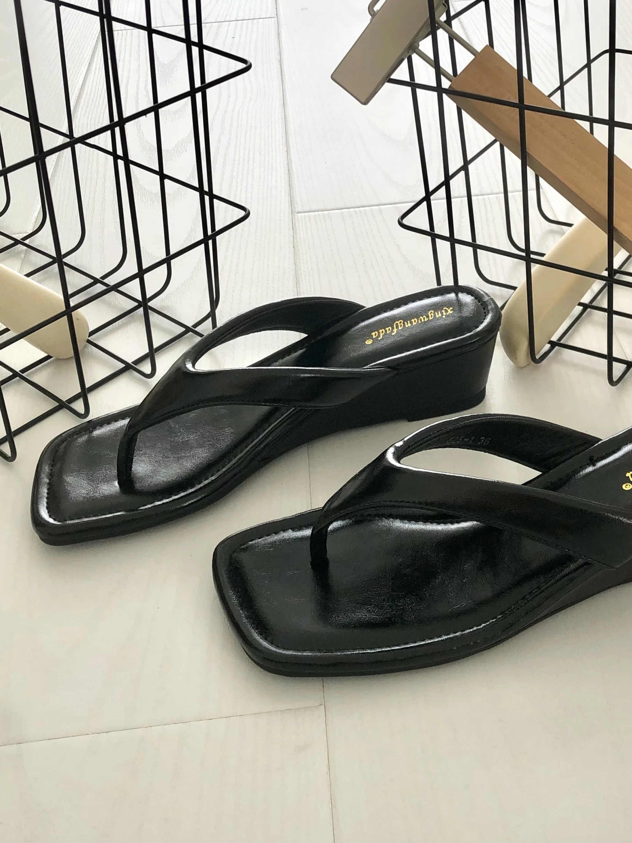低跟夾腳涼鞋