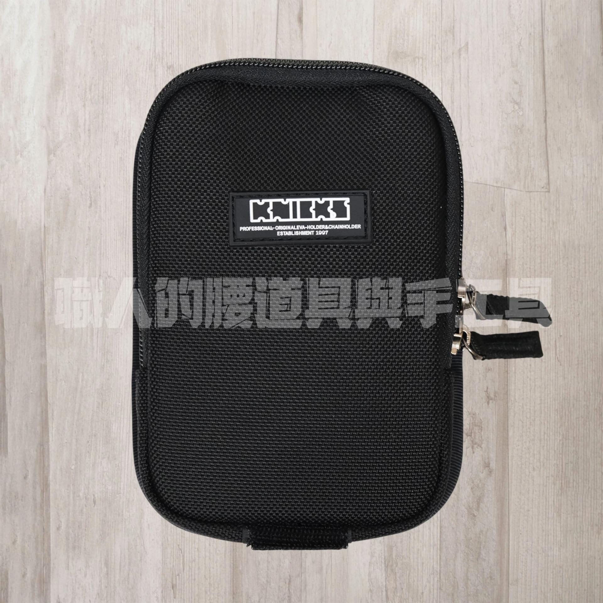 軍規_含磁石拉鍊方包(黑底白字)