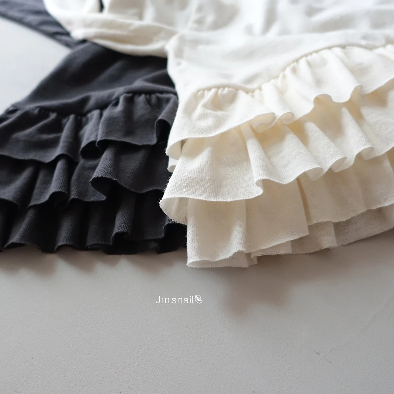 JS#蛋糕荷葉襬上衣/2COLORS