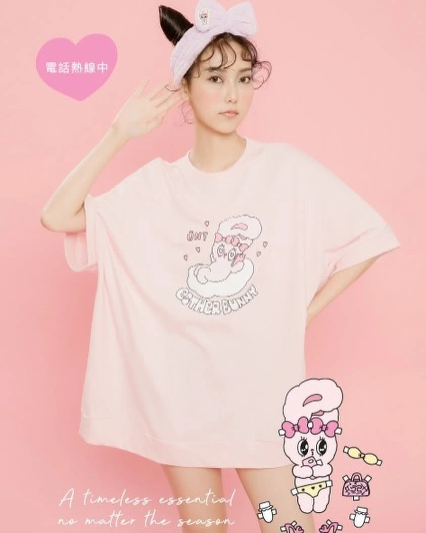 UNT X ESTHER BUNNY電話熱線中 T-SHIRT