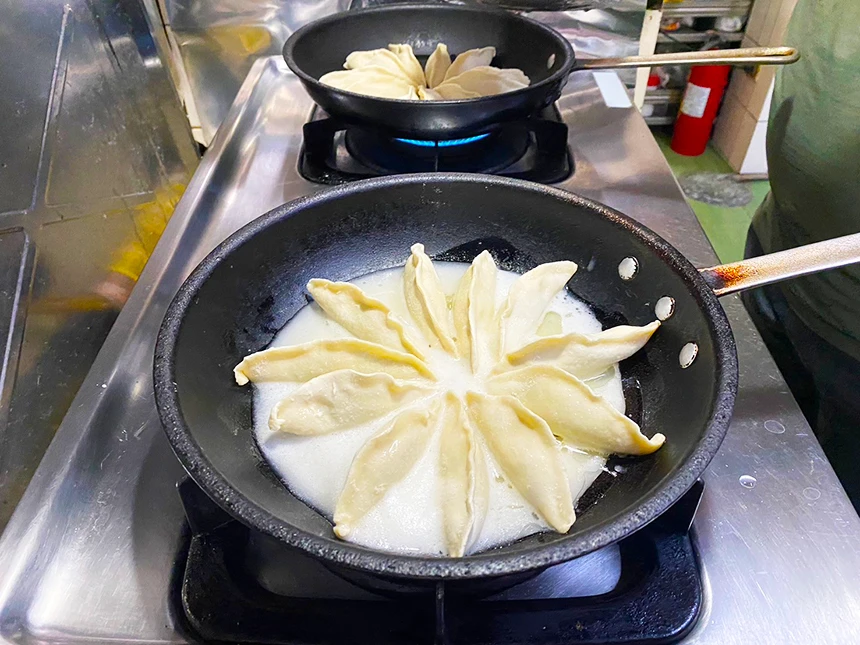 給日常多一點驚喜，餃子的美味變化享受酥脆冰花煎餃