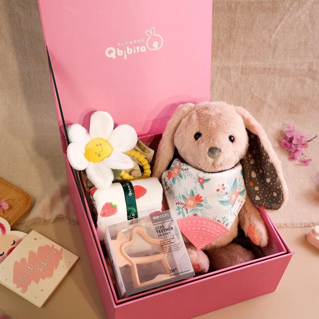 Qbibiya新生兒禮物 | 如花似玉（祝福）-固齒器+遊戲環+圍兜+安撫娃娃+萬用巾(滿月禮盒彌月禮盒新生兒客製禮)