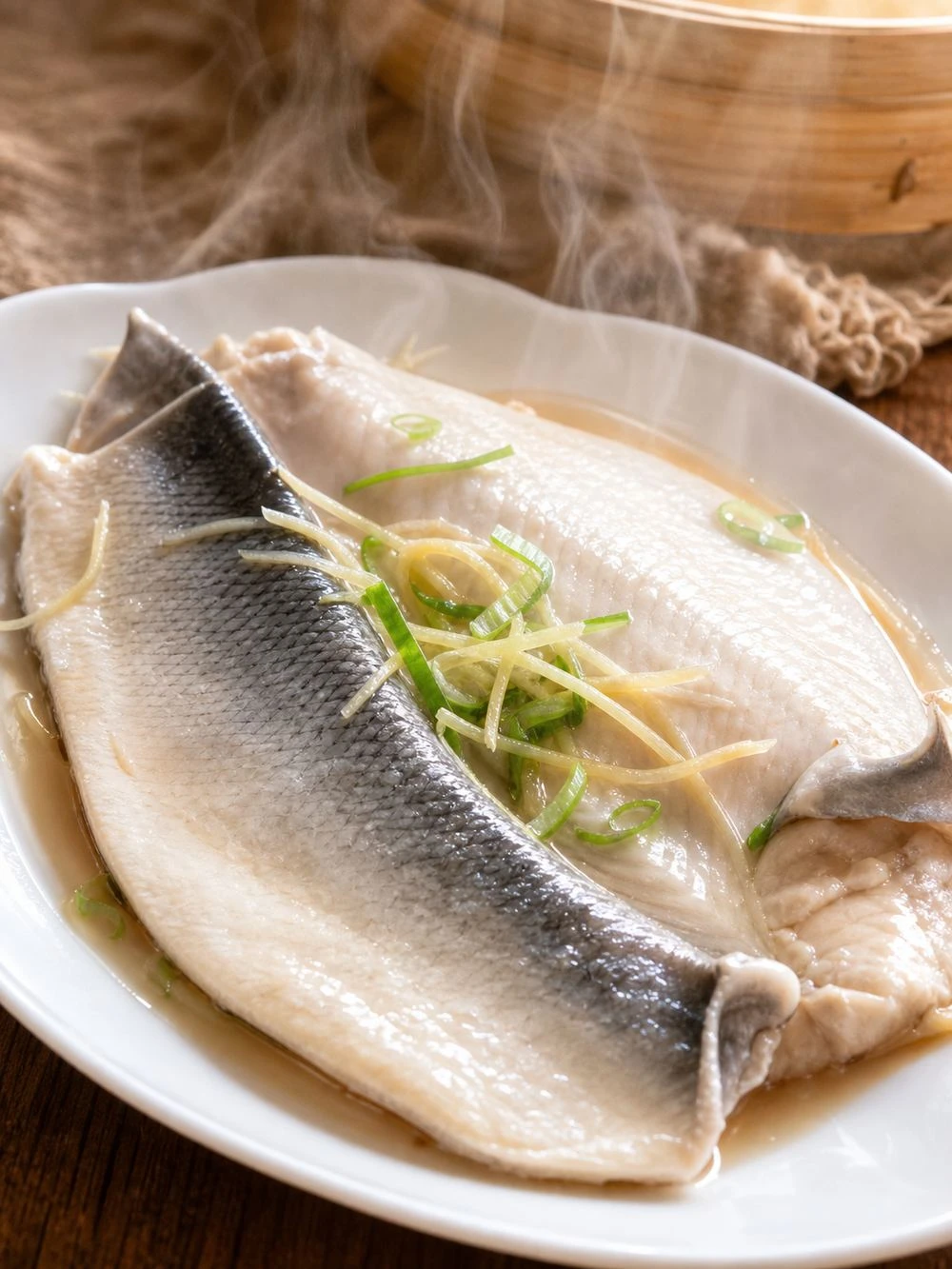虱目魚肚清蒸完成蒸氣與鮮嫩魚肉特寫