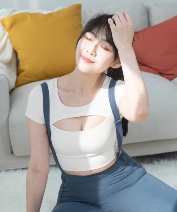 有感集中彈力羅紋前挖洞運動上衣短袖-奶油杏