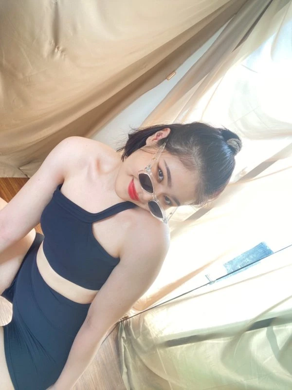 穿著好動小姐運動服飾的 Dominique