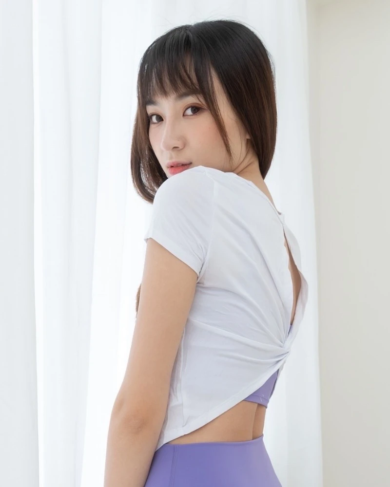 不一樣的收腰圓領短袖上衣Tshirt-白