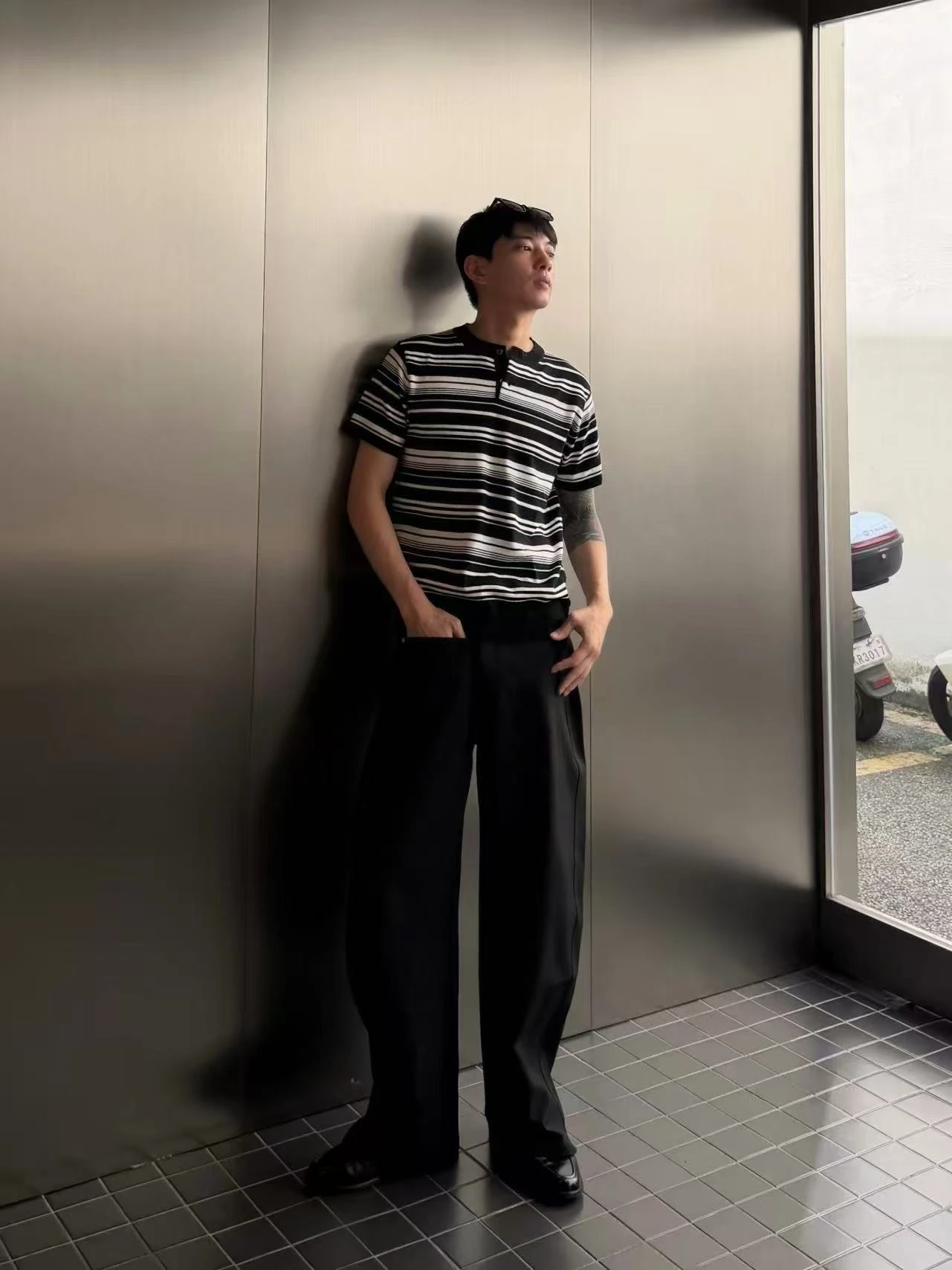 極簡條紋拼接亨利衫