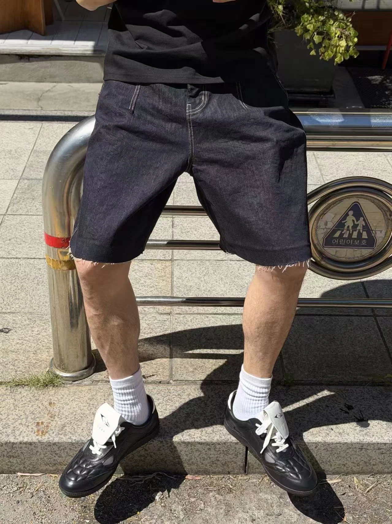 不收邊丹寧牛仔短褲