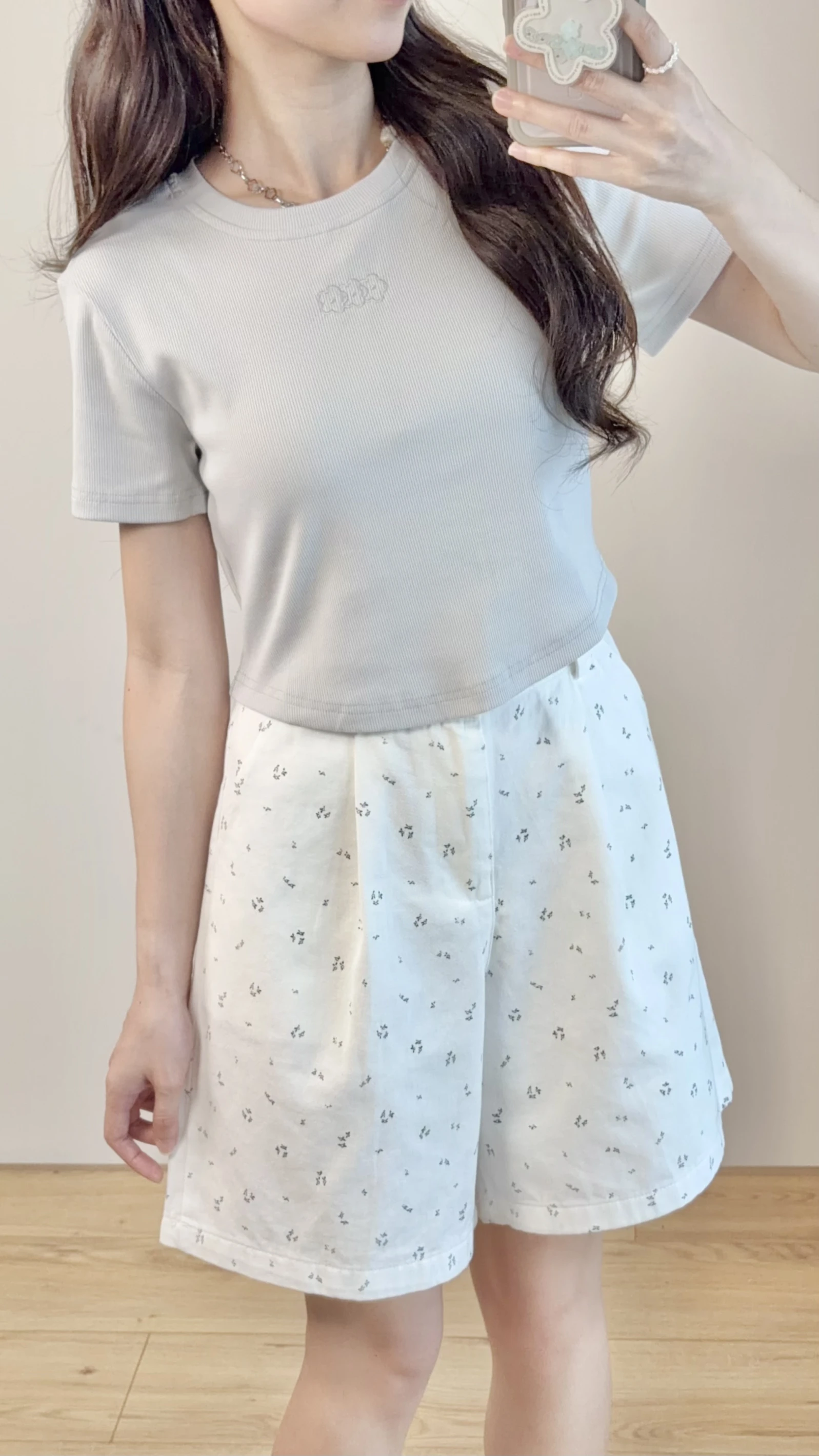 三朵小花下圓弧短版T