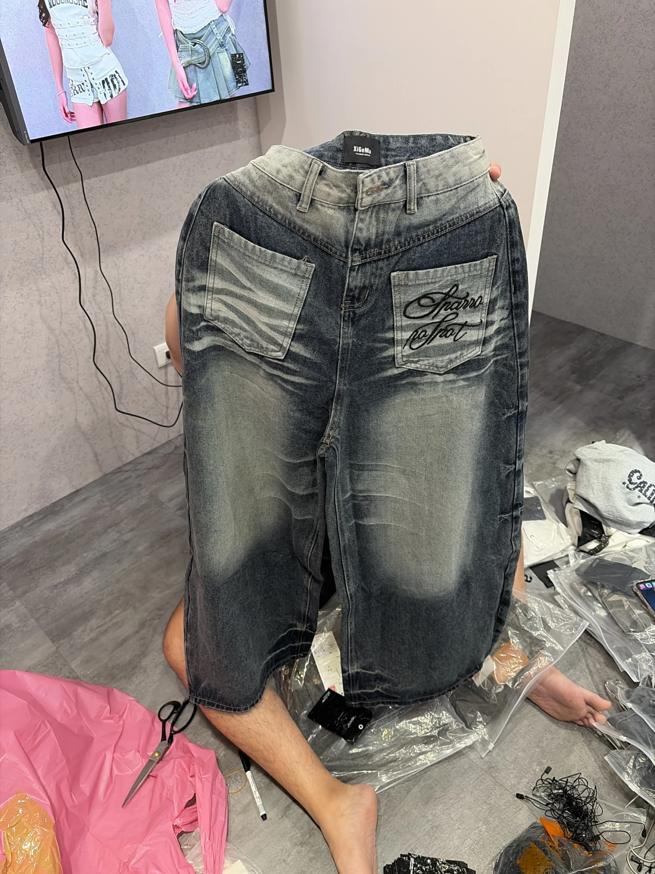 反口袋刺繡刷白牛仔彎刀褲