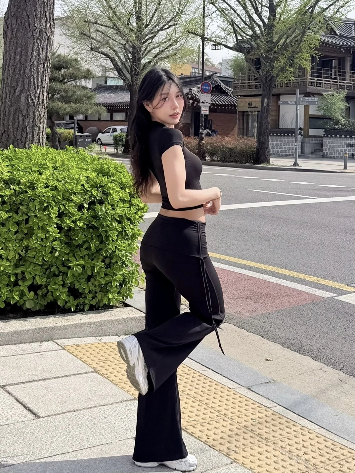 裸感圓領短版t -黑