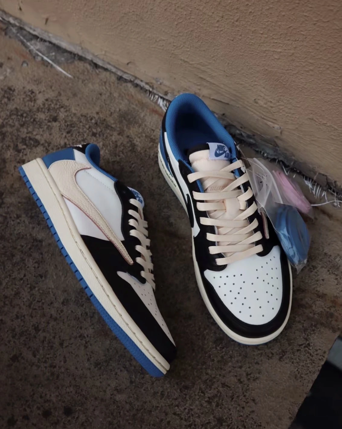 Air Jordan 1 Low × Travis Scott x Fragment Design 閃電倒勾1.0/DM7866-140