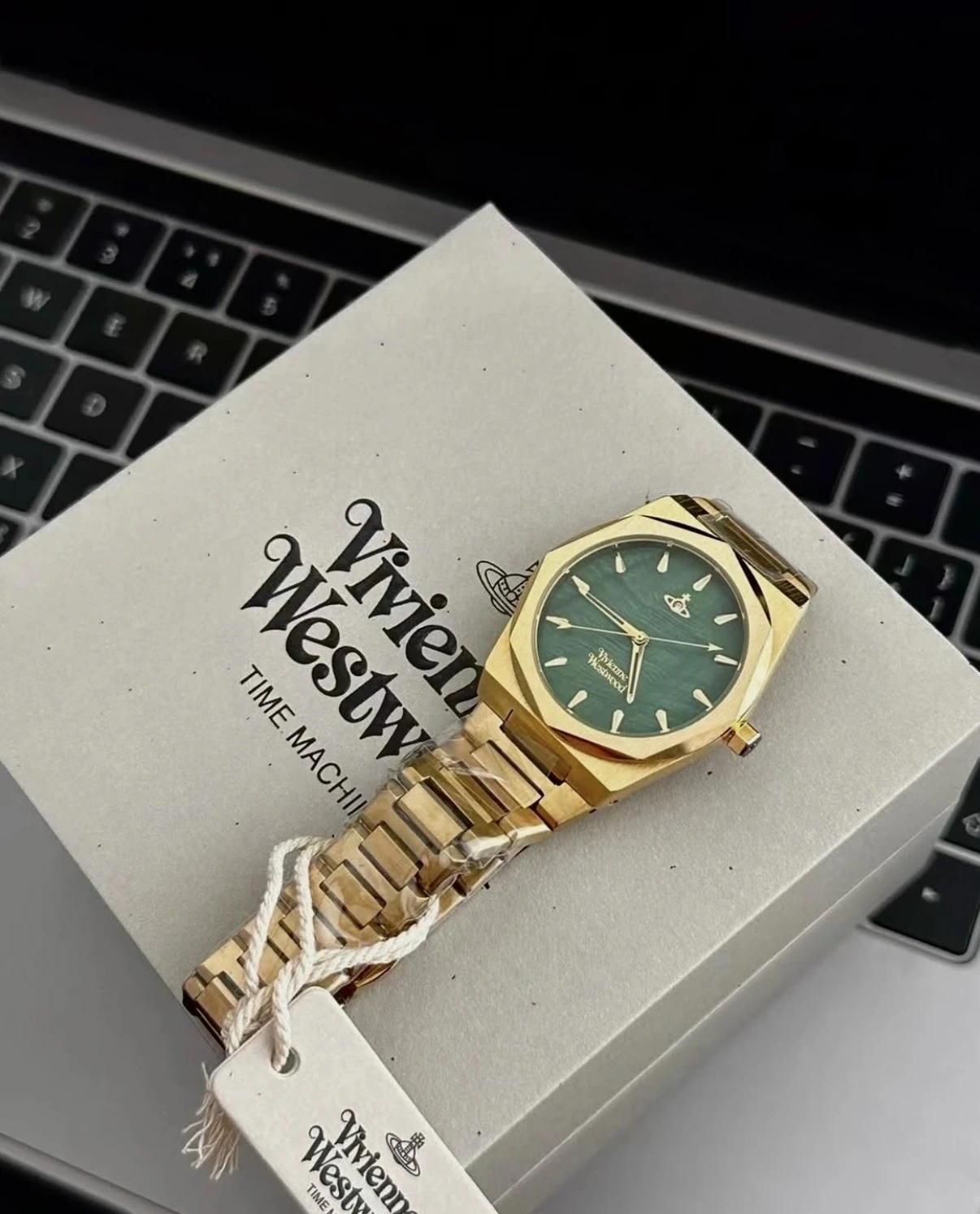 Vivienne Westood 西太后 手錶 34mm 腕錶 石英機芯 精鋼錶帶 綠色錶盤 女錶 多邊形土星元素/DWVV244GRGD