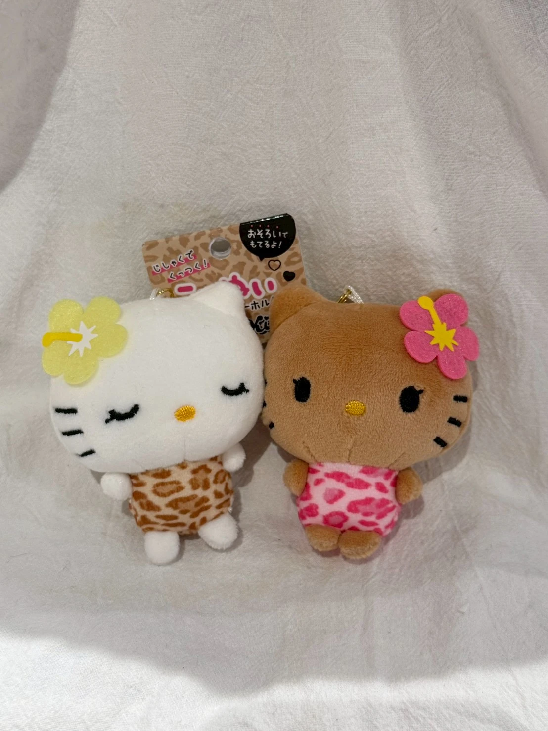 豹紋黑皮白kitty雙入吊飾(扶桑花)