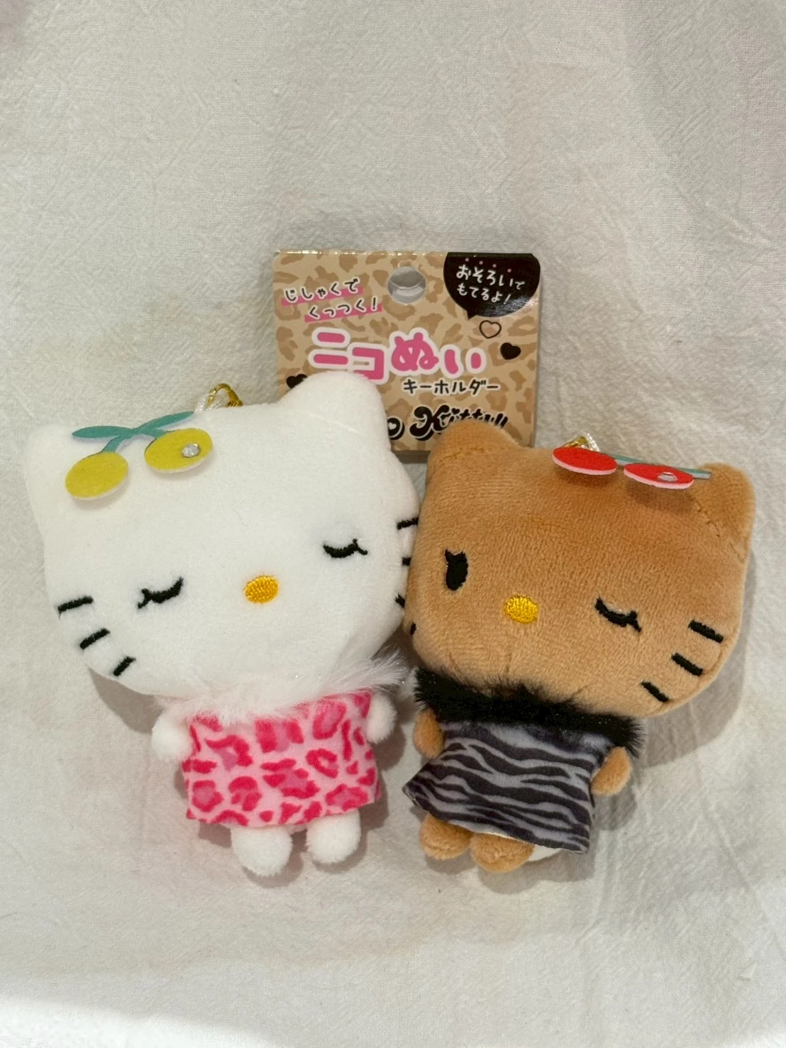 豹紋斑馬紋黑皮白kitty雙入吊飾(櫻桃)