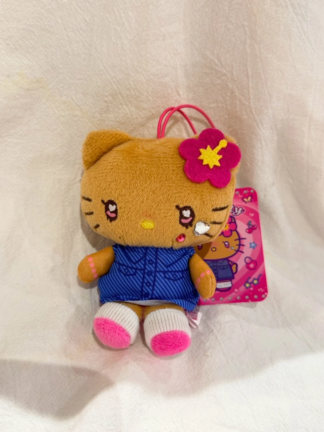 Kitty扶桑花水鑽愛心條文洋吊飾(黑皮)