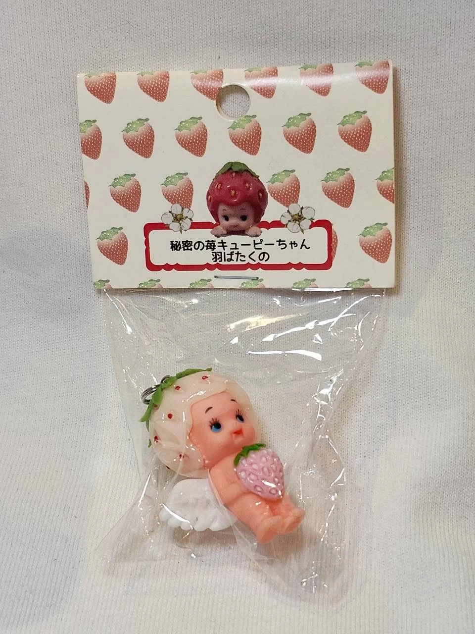 日本限定白草莓Q比天使公仔吊飾(張眼粉)