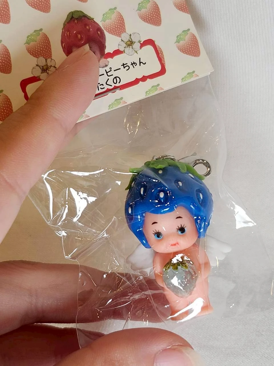 日本限定藍草莓Q比天使公仔吊飾(張眼藍)