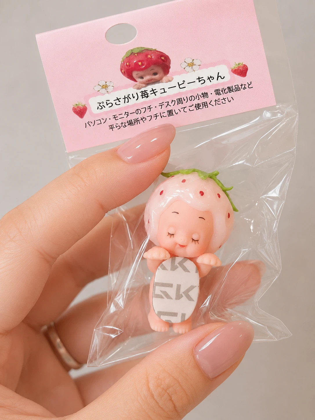 日本限定草莓Q比天使公仔杯緣子(閉眼白IPHONE)